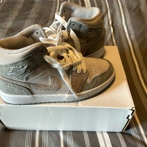 Air Jordan 1 Mid SE Particle Grey (Women's) Nike